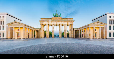 Panorama des berühmten Brandenburger Tor (Brandenburger Tor), eines der bekanntesten Wahrzeichen und nationale Symbole Deutschlands, im schönen goldenen mo Stockfoto