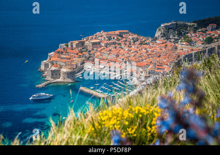 Panoramablick auf das luftbild der Altstadt von Dubrovnik, eines der bekanntesten touristischen Destinationen im Mittelmeer, von Srd Berg Stockfoto