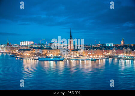 Panoramablick auf den berühmten Stockholmer Stadtzentrum mit historischen Riddarholmen in Gamla Stan, die Altstadt während der Blauen Stunde in der Dämmerung, Schweden Stockfoto