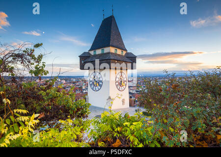 Classic panorama Blick auf die historische Stadt Graz mit berühmten Grazer Uhrturm Uhrturm im schönen Abendlicht bei Sonnenuntergang, Steiermark, Österreich Stockfoto