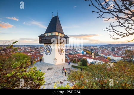 Classic panorama Blick auf die historische Stadt Graz mit berühmten Grazer Uhrturm Uhrturm im schönen Abendlicht bei Sonnenuntergang, Steiermark, Österreich Stockfoto