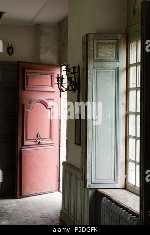 Rote Tür öffnen Stockfoto