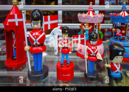 Lustige, farbenfrohe Spielzeugsoldat Figuren auf der einen Souvenir Shop in Kopenhagen, Dänemark. Stockfoto