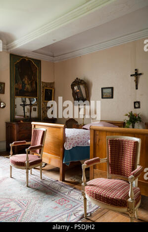 Passende Sessel in Zweibettzimmer Stockfoto