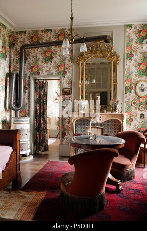 Tisch und Stühle in floralen Schlafzimmer Stockfoto