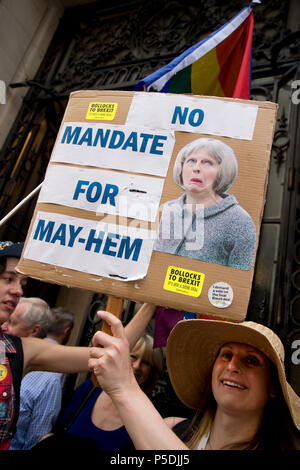 Am 2. Jahrestag des Brexit, 23. Juni 2018 rund 100.000 Menschen demonstrierten in Central London verlangt eine Abstimmung über die endgültige Brexit beschäftigen. Ein w Stockfoto