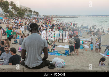 Mallorca Spanien 23. Juni 2018, ein Wachsen der multiethnischen Menschen haben eine Party am Strand in der Nacht essen, trinken, feiern. Stockfoto