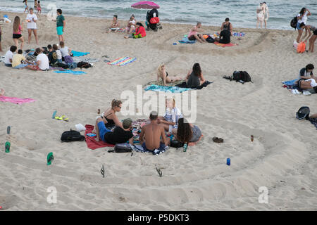 Mallorca Spanien 23. Juni 2018, ein Wachsen der multiethnischen Menschen haben eine Party am Strand in der Nacht essen, trinken, feiern. Stockfoto