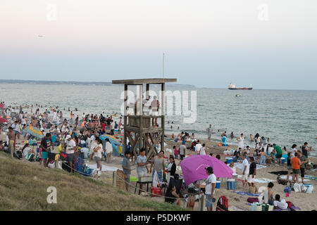 Mallorca Spanien 23. Juni 2018, ein Wachsen der multiethnischen Menschen haben eine Party am Strand in der Nacht essen, trinken, feiern. Stockfoto