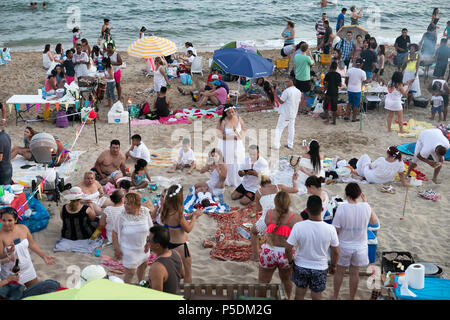 Mallorca Spanien 23. Juni 2018, ein Wachsen der multiethnischen Menschen haben eine Party am Strand in der Nacht essen, trinken, feiern. Stockfoto