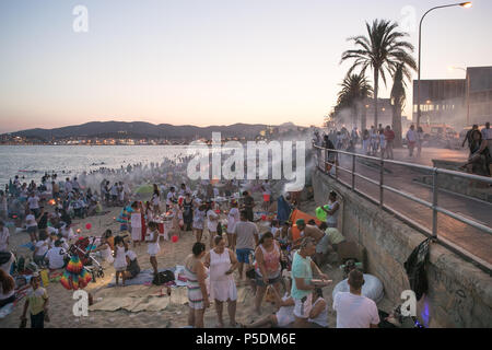 Mallorca Spanien 23. Juni 2018, ein Wachsen der multiethnischen Menschen haben eine Party am Strand in der Nacht essen, trinken, feiern. Stockfoto