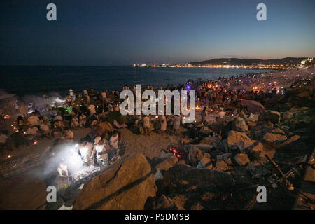 Mallorca Spanien 23. Juni 2018, ein Wachsen der multiethnischen Menschen haben eine Party am Strand in der Nacht essen, trinken, feiern. Stockfoto