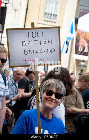 Am 2. Jahrestag des Brexit, 23. Juni 2018 rund 100.000 Menschen demonstrierten in Central London verlangt eine Abstimmung über die endgültige Brexit beschäftigen. Ein w Stockfoto