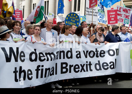 Am 2. Jahrestag des Brexit, 23. Juni 2018 rund 100.000 Menschen demonstrierten in Central London verlangt eine Abstimmung über die endgültige Brexit beschäftigen. Die Stockfoto