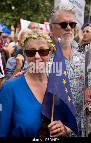 Am 2. Jahrestag des Brexit, 23. Juni 2018 rund 100.000 Menschen demonstrierten in Central London verlangt eine Abstimmung über die endgültige Brexit beschäftigen. Ein s Stockfoto