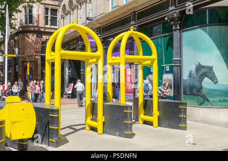 Große gelbe Sicherheitsbarrieren fußgängern von Angriff in New Street im Zentrum von Birmingham zu schützen. Stockfoto