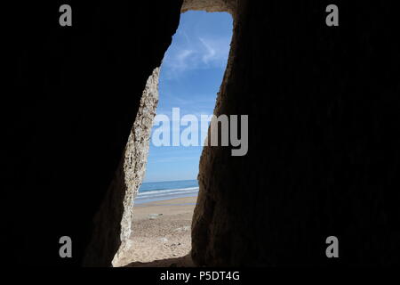 Strand Höhle mit Blick Portrush Stockfoto