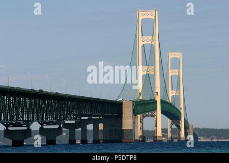 Mackinac Bridge im Sommer tagsüber Stockfoto