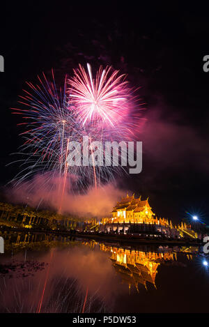 Feuerwerk feiern das neue Jahr 2018 Rajapruek Royal Park, Chiang Mai mit wunderschönen Licht der Hor Khum Luang Temple, Thai Tradition Gebäude. Stockfoto