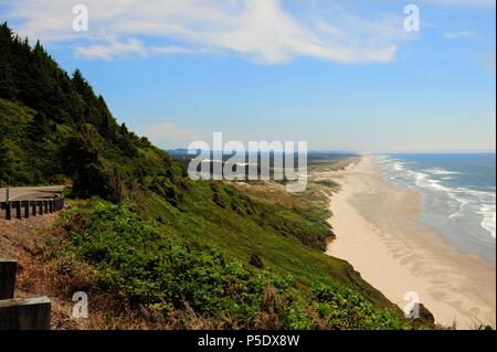 Blick auf einen langen Strand und die Küste in Richtung Florenz auf der Suche auf dem Oregon Central Coast, entlang der Autobahn 101 Stockfoto