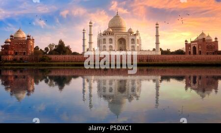 Taj Mahal in Agra, mit Blick von Ost und West Gate bei Sonnenuntergang mit Wasser Reflexion. Stockfoto