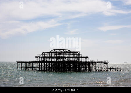 Die traurigen Reste der West Pier, Brighton, East Sussex, England, UK: Einer von zwei Grad einer aufgeführten Piers in Großbritannien Stockfoto