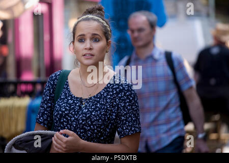 Ein hübsches Mädchen am Nachmittag ein Sommer in Kensington Gardens, North Laine, Brighton, East Sussex, England, Großbritannien Stockfoto