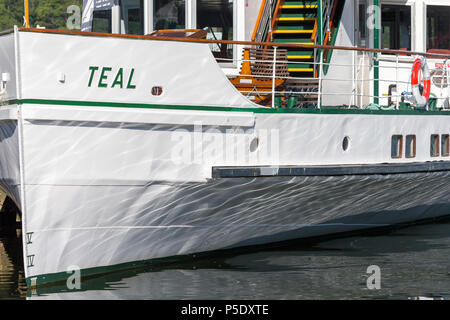 Die MV Teal, auf der Windermere See Cruiser Fleet, gefesselt an der Pier in Bowness-On-Windermere im Lake District National Park Stockfoto