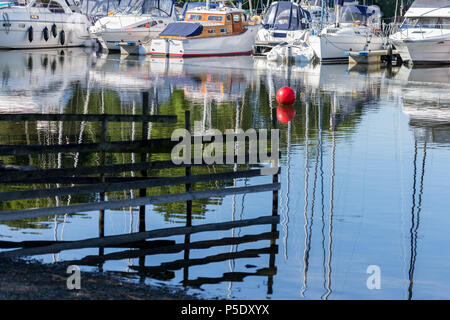 Eine yacht Marina bei Cockshott Punkt am Lake Windermere im Lake District National Park Stockfoto