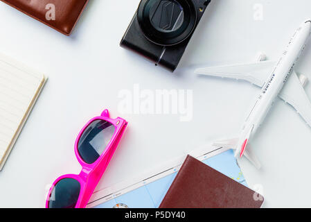 Reise Zubehör Kostüme Konzept für Sommerurlaub Reise. Pässe, Gepäck, Karte, Smartphone, Sonnenbrille, Kamera, Notizen, Jean auf Weiß. Stockfoto