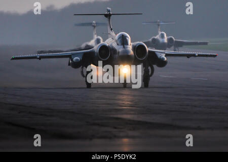 Blackburn Buccaneer S 2 B vintage Jets. Demobilisierte ex Royal Air Force und Royal Navy Jet Bomber in privater Hand restauriert, um Taxi fährt. Stockfoto