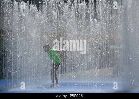 Kinder Abkühlung im Brunnen auf der Southbank, London als Temperaturen vorhergesagt werden diese Woche zu erhöhen. Stockfoto