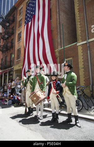 Söhne der Eiche in Revolutionären kleid März in den jährlichen Flag Day Parade am Broadway in New York City am 16. Juni tgh 2018. Stockfoto
