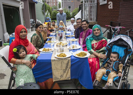 Bangladeshi Amerikanische muslimische Familie von 3 Generationen in Brooklyn, NY brechen die schnell auf der Eid Urlaub am Ende des Ramadan. Eid al-Adha, hat keine bestimmte Zeitdauer und "Fest der Fastenbrechen") ist ein wichtiger religiöser Feiertag gefeiert von Muslimen weltweit, markiert das Ende des Ramadan, des islamischen heiligen Monats fasten (Saum). Stockfoto