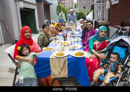 Bangladeshi Amerikanische muslimische Familie von 3 Generationen in Brooklyn, NY brechen die schnell auf der Eid Urlaub am Ende des Ramadan. Eid al-Adha, hat keine bestimmte Zeitdauer und "Fest der Fastenbrechen") ist ein wichtiger religiöser Feiertag gefeiert von Muslimen weltweit, markiert das Ende des Ramadan, des islamischen heiligen Monats fasten (Saum). Stockfoto