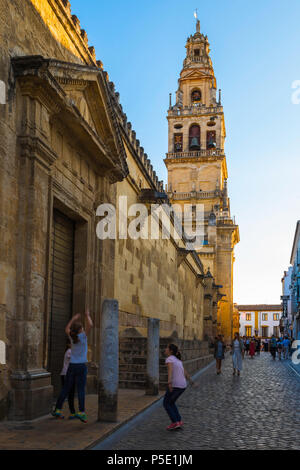 Cordoba Altstadt, Blick bei Sonnenuntergang der äußeren Wand- und Glockenturm der Kathedrale Mezquita Moschee in der Altstadt von Cordoba, Spanien. Stockfoto