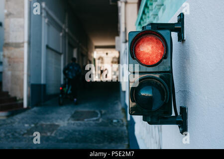 Eine Ampel an der Wand in Lissabon in Portugal Stockfoto