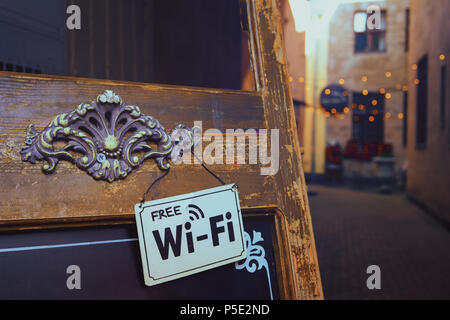 Ein Zeichen über das kostenlose Internet in einem Cafe Stockfoto