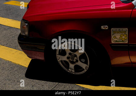 Hongkong - 29. MAI 2018: Rot Taxi Auto auf der Straße Kreuzung in Hongkong Stockfoto