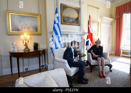 Premierminister Theresa kann Gespräche mit ihrem griechischen Amtskollegen Ministerpräsident Alexis Tsipras an Nr. 10 Downing Street, London. Stockfoto