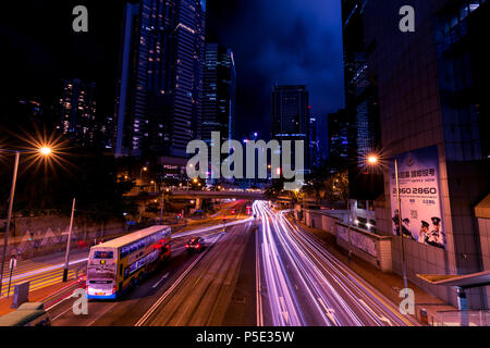 Hongkong - Juni 02, 2018: Leichte Spuren von Verkehr in der Nacht im Zentrum von Hong Kong Stockfoto