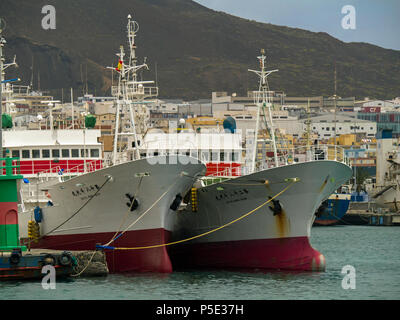 Japanische Fischerboote Chiyu Maru Nr. 18 und Nr. 28 in Las Palmas de Gran Canaria, Kanarische Inseln, Kanaren Stockfoto