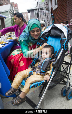 Bangladeshi Amerikanische muslimische Familie von 3 Generationen in Brooklyn, NY brechen die schnell auf der Eid Urlaub am Ende des Ramadan. Eid al-Adha, hat keine bestimmte Zeitdauer und "Fest der Fastenbrechen") ist ein wichtiger religiöser Feiertag gefeiert von Muslimen weltweit, markiert das Ende des Ramadan, des islamischen heiligen Monats fasten (Saum). Stockfoto