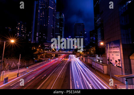 Hongkong - Juni 02, 2018: Leichte Spuren von Verkehr in der Nacht im Zentrum von Hong Kong Stockfoto