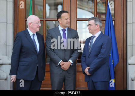 Taoiseach Leo Varadkar (Mitte) und Justizminister Charles Flannigan (links) bei der Ankündigung der Zeichnete Harris (rechts) als neue Gardasee Kommissar im Regierungsgebäude in Dublin. Stockfoto