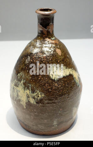 N/A. Englisch: Flasche, goß weiße Glasur auf braun lasiert, Shodai ware, Edo Periode, 18. Ausstellung im Tokyo National Museum, Tokyo, Japan. Dieses Kunstwerk ist alt genug, so dass es im. 2. September 2013, 22:00:55. Daderot 226 Flasche 1, Shodai ware, Edo Periode, 18. Jahrhundert, goß weiße Glasur auf braunen Glasur - Tokyo National Museum - DSC 05290 Stockfoto