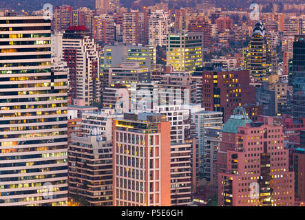 Wohn- und Bürogebäude in Providencia und Las Condes in Santiago de Chile Stockfoto