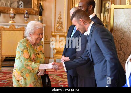 Queen Elizabeth II trifft David Beckham am Buckingham Palace, bevor der letzte Königin Young Leaders Preisverleihung. Stockfoto