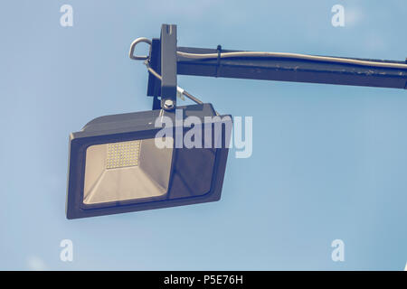 Outdoor led street light mit Kabel am Himmel Hintergrund. Selektiver Fokus und Vintage Style. Stockfoto