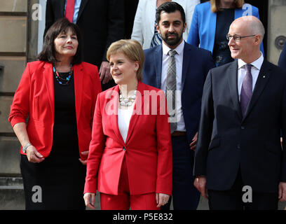 Erster Minister von Schottland, Nicola Stör und stellvertretenden Ersten Minister John Swinney (rechts) mit Jeane Freeman und Humza Yousaf bei einem Fotoshooting an Bute Haus in Edinburgh, nach einem schottischen Kabinettsumbildung. Stockfoto